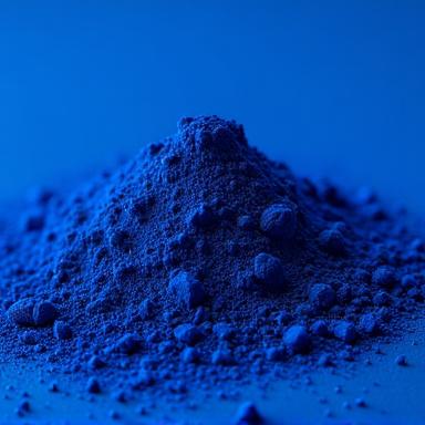 Dettaglio macro del pigmento blu oltremare in polvere